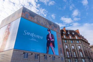 Paris, Fransa - 18 Aralık 2025: Büyük Saint Laurent reklam panosu (yeni mağaza açılışı) bir Paris binasının ön cephesindeki restorasyon çalışmalarını kapsıyor
