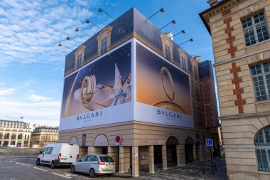 Paris, Fransa - 18 Aralık 2025: Bir İtalyan kuyumcu ve lüks bir moda evi olan Bulgari için büyük reklam panosu, Paris 'teki bir binanın dış cephesini kapsıyor.