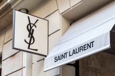 Paris, Fransa - 30 Aralık 2025 Yves Saint Laurent butiğinin imza ve logosu. Yves Saint Laurent, ayrıca Saint Laurent ve YSL olarak da bilinir.