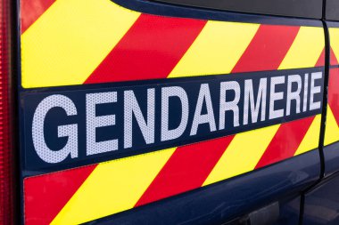 Paris, Fransa - 30 Aralık 2025: Fransız Ulusal Jandarma 'sının devriye ve müdahale aracının yanında Fransızca yazılmış bir 