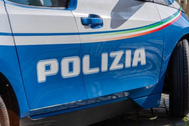 Roma, İtalya - 8 Ocak 2026: Polis devriyesi ve müdahale aracının yanında İtalyanca yazılmış bir 