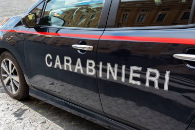 Roma, İtalya - 8 Ocak 2026: İtalyan jandarma kuvvetlerine ait devriye ve müdahale aracının yanında İtalyanca yazılmış 