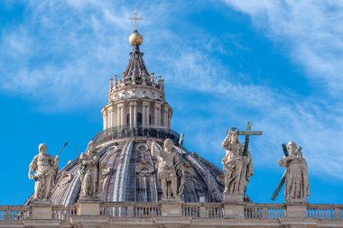 Vatikan Şehri - 8 Ocak 2026: Vatikan 'daki Aziz Peter Bazilikası' nın maskesinin tepesinde, Katolik dininin en önemli dini binası olan Hz.