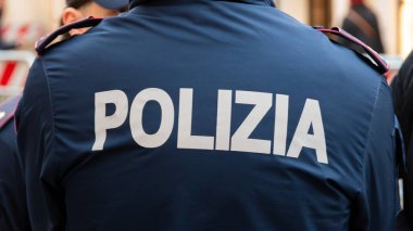 Roma, İtalya - 9 Ocak 2026: Roma caddesinde devriye gezen bir polis memurunun üniformasının arkasında İtalyanca 