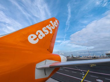 Fiumicino, İtalya - 15 Ocak 2026: Airbus A320 uçağının kuyruğuna EasyJet logosu yazıldı. EasyJet, düşük maliyetli bir İngiliz havayolu şirketidir.