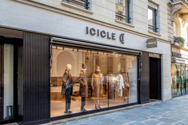 Paris, Fransa - 4 Şubat 2026: Bir Icicle butiğinin dış görünüşü. Icicle Fashion Group Co., Ltd. Çinli moda şirketi.