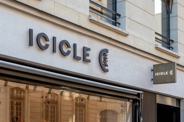 Paris, Fransa - 4 Şubat 2026: bir Icicle butiğinin girişinde imza ve logo. Icicle Fashion Group Co., Ltd. Çinli moda şirketi.