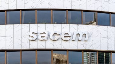 Neuilly-sur-Seine, Fransa - 8 Şubat 2026: SACEM genel merkezini imzalayın (Yazarlar, Besteciler ve Yayıncılar Topluluğu), Fransız müzik yönetimi profesyonel telif hakkı yönetimi derneği