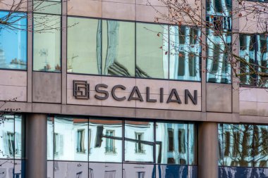 Neuilly-sur-Seine, Fransa - 8 Şubat 2026: Scalian binasında imza ve logo. Scalian (eski adıyla Eurogiciel), Fransa 'nın Toulouse kentinde bulunan bir dijital hizmet şirketidir.