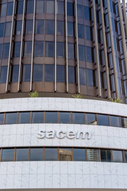 Neuilly-sur-Seine, Fransa - 8 Şubat 2026: SACEM genel merkezinin cephesi (Yazarlar, Besteciler ve Yayıncılar Topluluğu), Fransız müzik yönetimi profesyonel telif hakkı yönetimi derneği