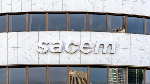Neuilly-sur-Seine, Fransa - 8 Şubat 2026: SACEM genel merkezini imzalayın (Yazarlar, Besteciler ve Yayıncılar Topluluğu), Fransız müzik yönetimi profesyonel telif hakkı yönetimi derneği