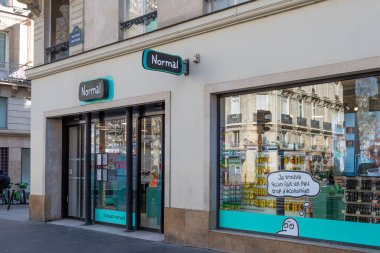 Paris, Fransa - 12 Mart 2026: Normal bir mağazanın dış görünümü. Normal, merkezi Danimarka 'da bulunan bir Avrupa indirimli mağaza zinciri.