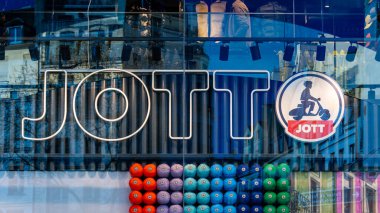 Paris, Fransa - 12 Mart 2026 bir JOTT butiğinin imza ve logosu. JOTT (Just Over the Top), merkezi Fransa 'nın Marsilya şehrinde bulunan bir Fransız giyim markasıdır.