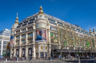 Paris, Fransa - 17 Mart 2026: Printemps Cephesi, bir Fransız Paris mağazası, Calvin Klein için reklam panosu, bir Amerikan moda markası, başrolde aktris Dakota Johnson