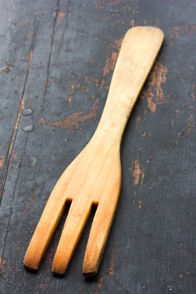 Trä kök gaffel, på gamla svart bord närbild selektiv fokus. rustik stil — Stockfoto