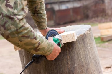 Beyaz adam değirmeni ahşap ayrıntılı işler. el emeği, serbest kavramı. seçici odak