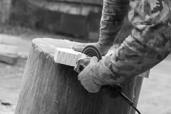 Blanke man behandelt grinder houten detail. het concept van handenarbeid, freelance. zwart / wit foto. selectieve aandacht — Stockfoto