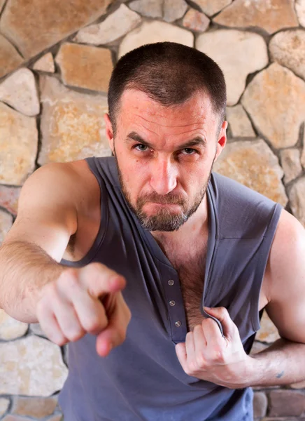 Агресивний незахищений білий чоловік вказує пальцем і сльози на сорочку — стокове фото