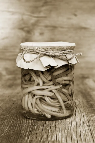 Germogli di aglio in salamoia in vaso di vetro primo piano. Inscatolamento domestico. foto in bianco e nero — Foto Stock