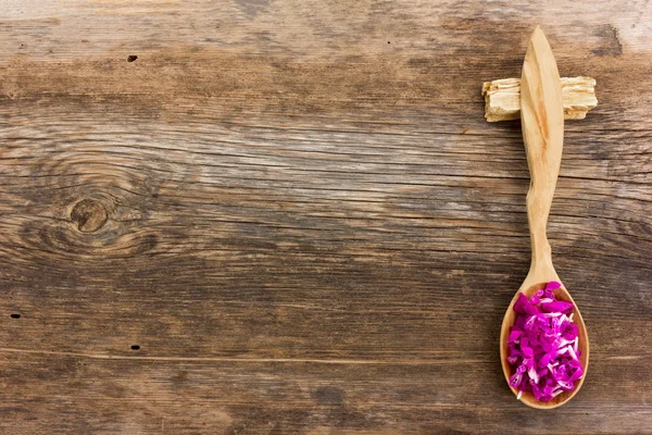 Pétales de fleurs fraîches dans une cuillère en bois sur la vieille planche. aromathérapie, tisane, médecine homéopathique. Espace libre pour le texte. Espace de copie — Photo