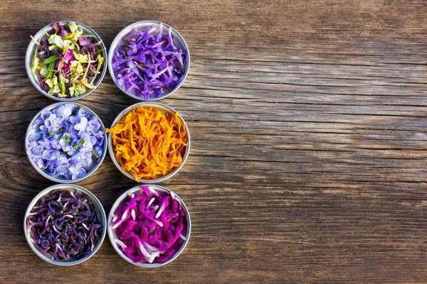 Een set van verse en kleurrijke gedroogde bloemblaadjes. Aromatherapie, kruidenthee, homeopathische geneeskunde. Vrije ruimte voor tekst. Ruimte kopiëren — Stockfoto
