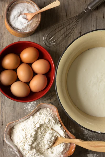 Мука, яйца, взбить в чашку кефира и для приготовления теста. вид сверху крупным планом — стоковое фото