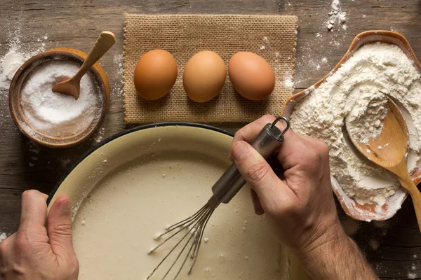 Harina, sal, huevos y masa batida a mano masculina. vista desde arriba primer plano — Foto de Stock