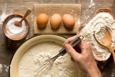 Erkek el ile hamur yoğurmak