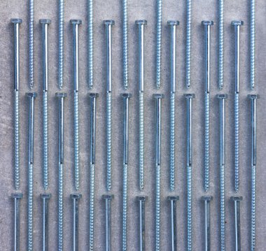 gri arka plan üzerinde yeni metal vida seti