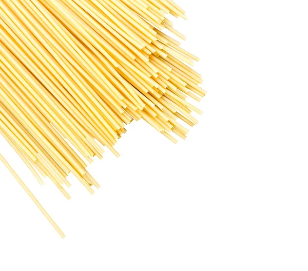 Spaghetti crudi sparsi isolati su sfondo bianco con spazio per il testo, vista da vicino dall'alto — Foto Stock