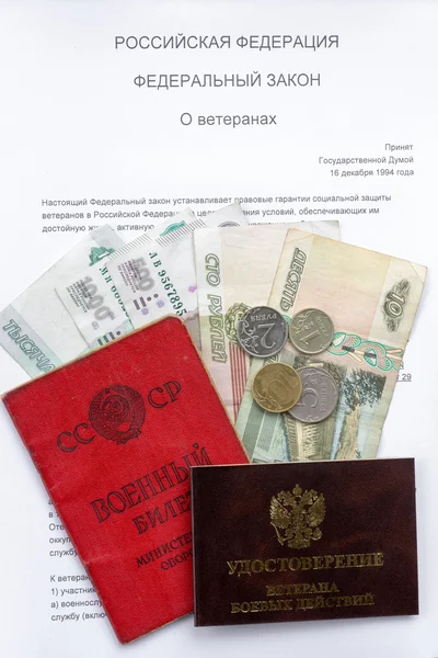 Russian documents - military ID card, veteran ID card and retirement pay against federal law of the Russian Federation "About veterans" — Stock Photo, Image