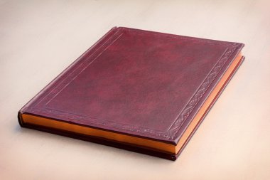 kitap kırmızı pembe bir arka plan, üstten görünüm