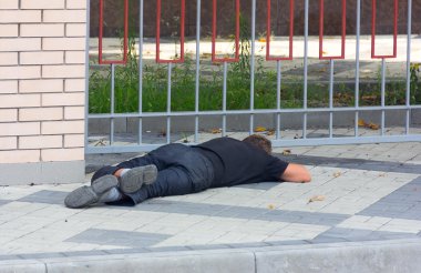 Kaldırımda evsiz bir sarhoş adam