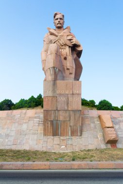 Yaz, Rusya Novorossiysk şehir otoyolu yakınında, devrimin denizciler için bir anıt