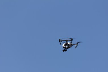 bir quadcopter uçan karşı açık mavi gökyüzü videoya