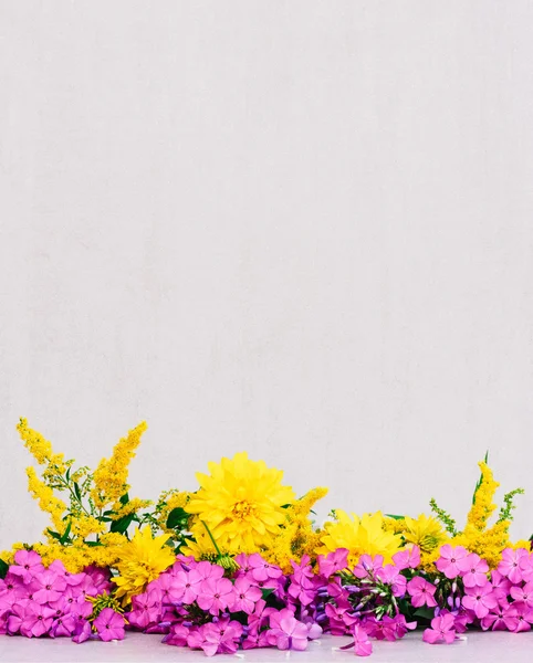 Um buquê de flores crisântemos, goldenrod e Phlox em um fundo cinza com espaço para o texto. foto matizado — Fotografia de Stock