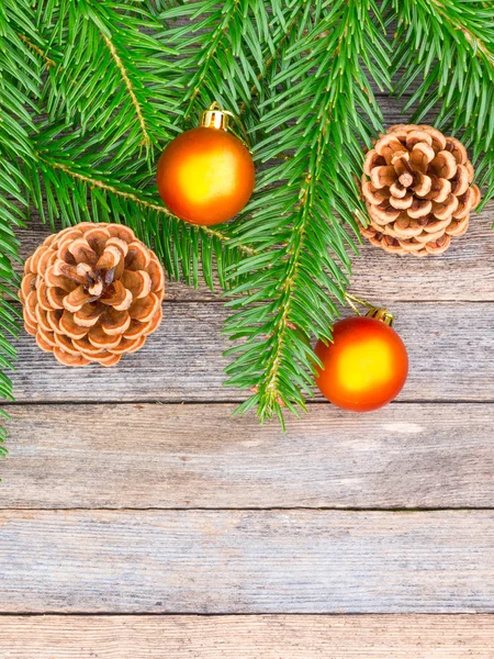 Año Nuevo o fondo de Navidad: ramas de abeto, conos de bolas de vidrio dorado sobre fondo de madera vieja, vista superior, espacio de copia —  Fotos de Stock