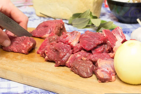 Der Koch schneidet Rindfleischstücke. Selektiver Fokus — Stockfoto