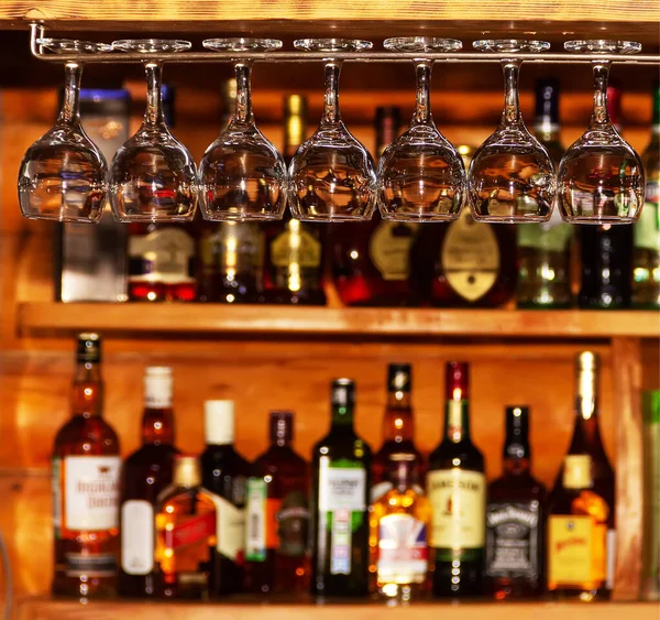Čisté Víno Sklenice Pozadí Baru Lahvemi Různých Alkoholických Nápojů — Stock fotografie