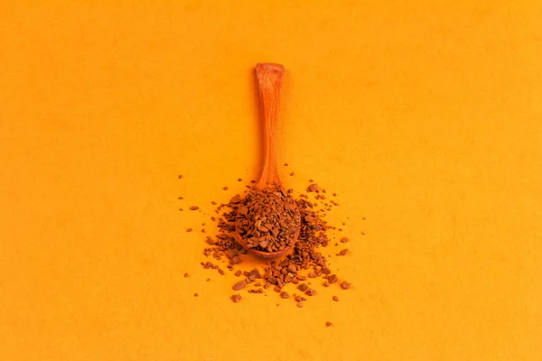 黄色を背景にインスタントグラニュー糖コーヒーと木製のスプーン — ストック写真