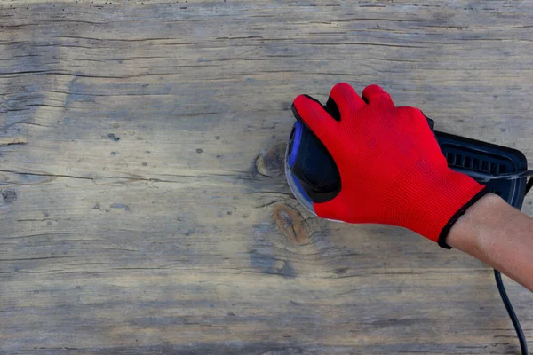 Женская Рука Красной Защитной Перчатке Шлифует Старую Серую Доску Электрическим — стоковое фото