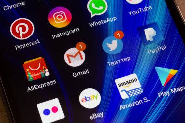Maikop, Rusya - 3 Ocak 2018: WhatsApp, YouTube, instagram, Facebook, Skype ve Xiaomi ekranındaki diğer uygulama simgeleri