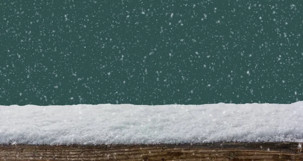 Nieve Mesa Madera Vacía Cubierta Nieve Aislada Sobre Fondo Color —  Fotos de Stock