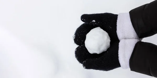 Manos Femeninas Manoplas Punto Negro Sostienen Una Bola Nieve Sobre —  Fotos de Stock