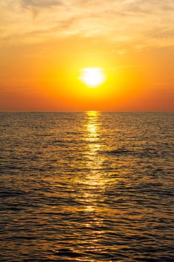 Yazın denizde güzel bir gün batımı