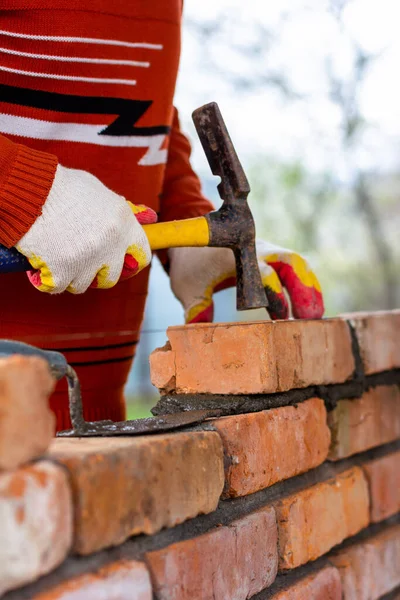 Man Bygger Tegelvägg Sätter Tegelsten Cementsandsten Knackar Tegelsten Med Hammare — Stockfoto