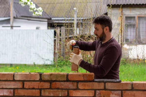 Homme Construit Mur Briques Pose Une Brique Sur Mortier Ciment — Photo