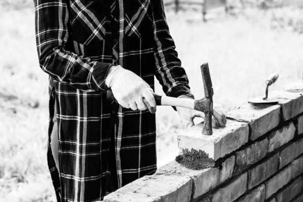 Jeune Femme Construit Mur Briques Pose Une Brique Sur Mortier — Photo