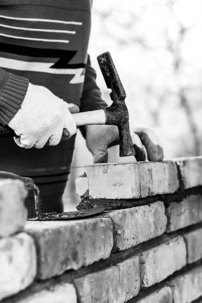 Man Bygger Mur Tegel Lägger Tegelsten Cement Sand Murbruk Knacka — Stockfoto