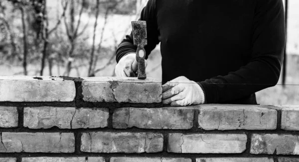 Homme Construit Mur Briques Pose Une Brique Sur Mortier Ciment — Photo